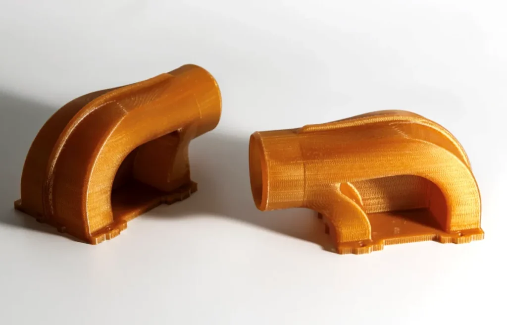 Fabricación aditiva con Ultem 1010: cuando la impresión 3D tiene que ir más allá del prototipo Conductos de extracción de aire (bleed air duct) para Boom Supersonic impresos en ULTEM 1010 mediante FDM, aplicación aeronáutica de defensa