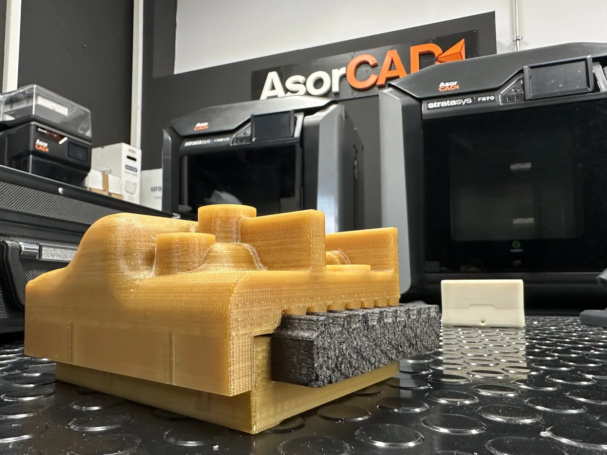 Fabricación aditiva con Ultem 1010: cuando la impresión 3D tiene que ir más allá del prototipo Utillaje industrial complejo impreso en ULTEM 1010 con tecnología FDM Stratasys en las instalaciones de AsorCAD, con impresoras F380 y F370 al fondo