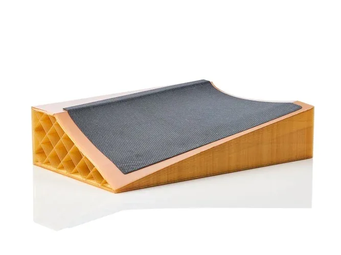 Fabricación aditiva con Ultem 1010: cuando la impresión 3D tiene que ir más allá del prototipo Útil de layup para deposición de fibra de carbono fabricado con ULTEM 1010 en FDM, combinando estructura interna en celosía y superficie de trabajo textil